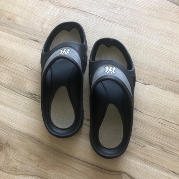 Reebok New York Yankees Mens Slides - Picture 5 of 5